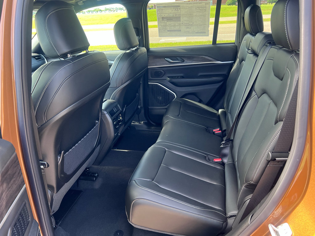 New 2026 Jeep Grand Cherokee Limited w/ Limited Altitude Package AWD/4WD image 19