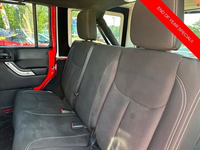 Used 2015 Jeep Wrangler Unlimited Rubicon w/ Connectivity Group image 7