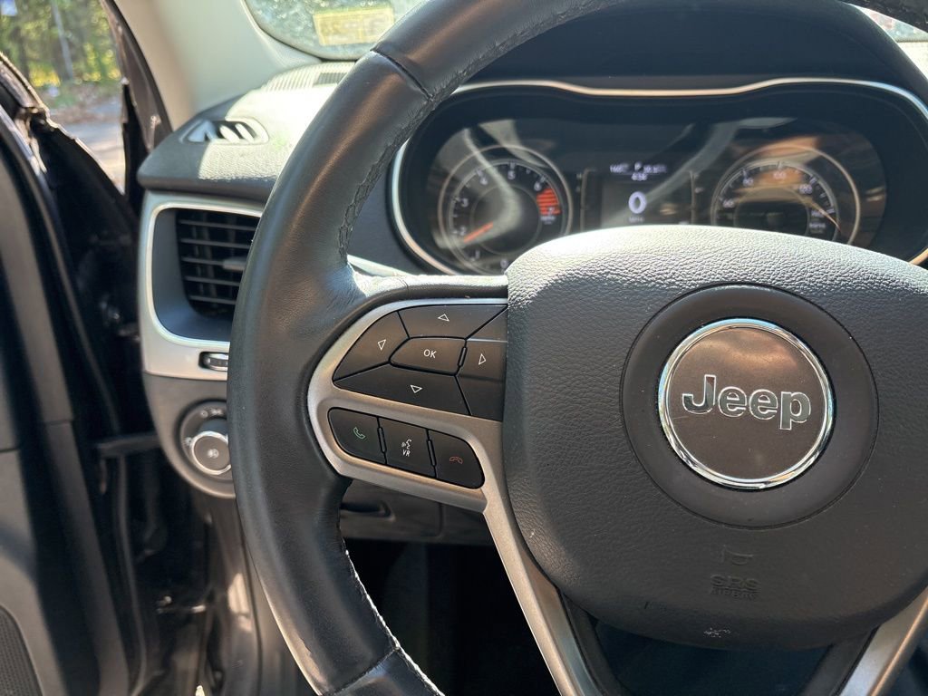 Used 2019 Jeep Cherokee Latitude Plus w/ Comfort/Convenience Group FWD image 21