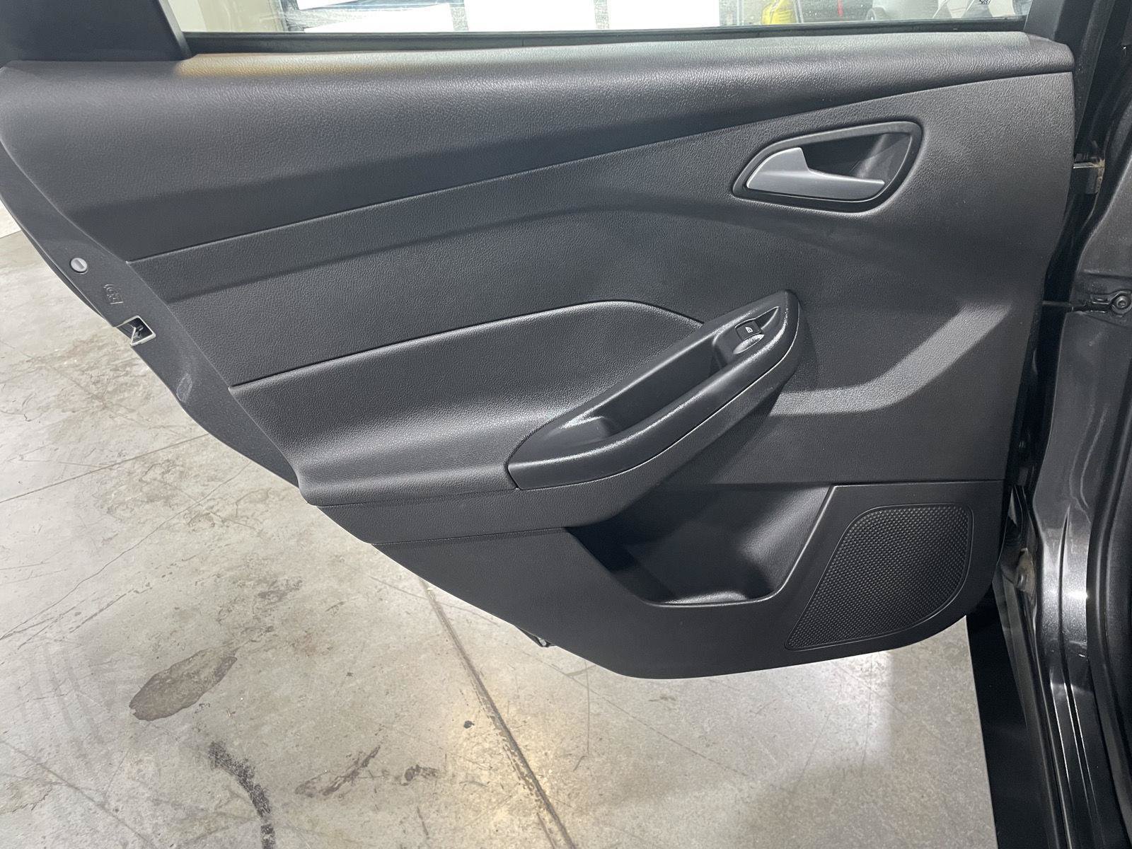 Certified 2018 Ford Focus SE FWD image 20