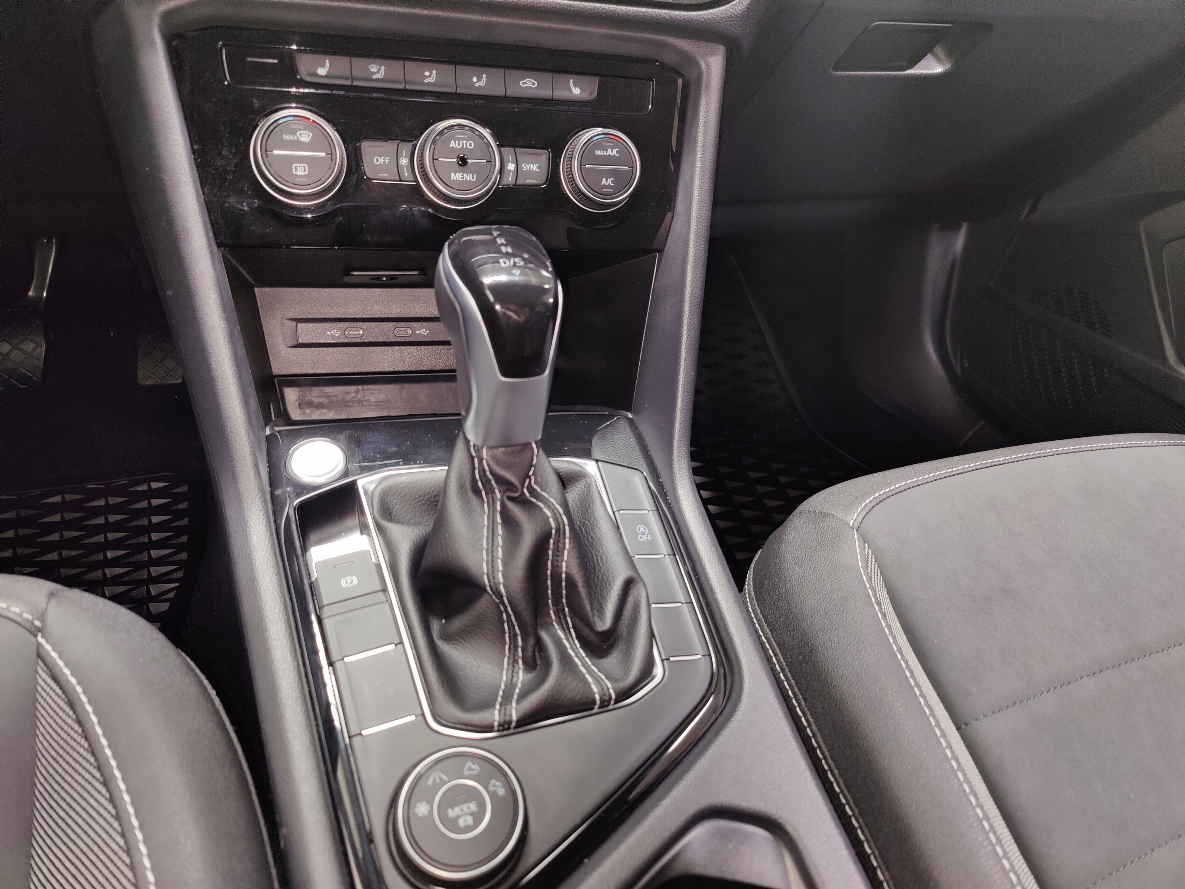 Used 2024 Volkswagen Taos SE AWD/4WD image 18