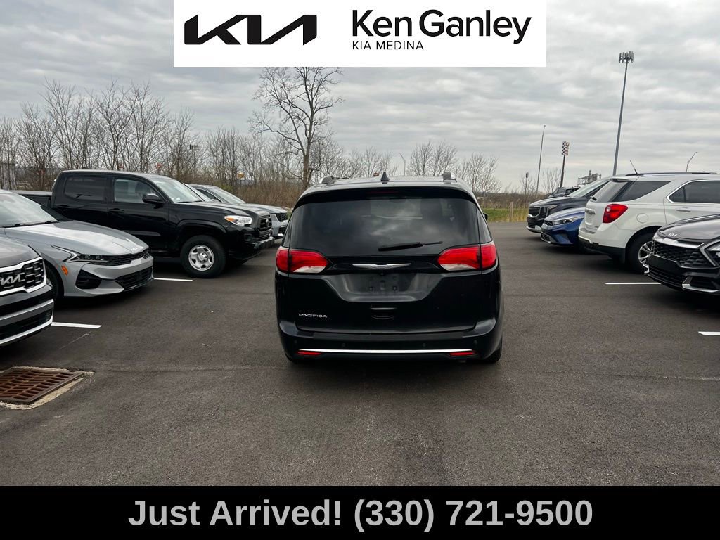 Used 2018 Chrysler Pacifica Touring-L image 6