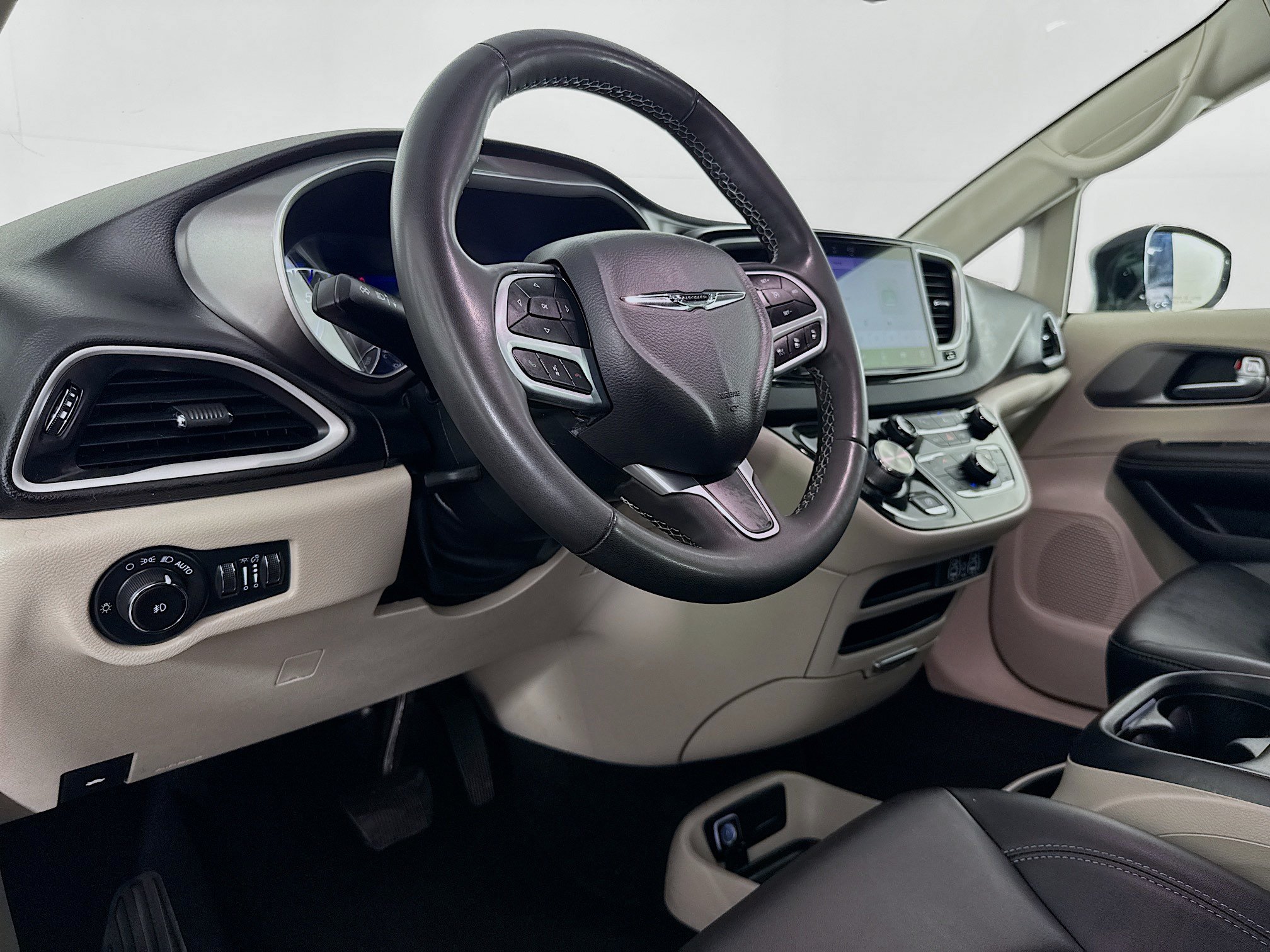 Used 2024 Chrysler Pacifica Touring-L FWD image 22