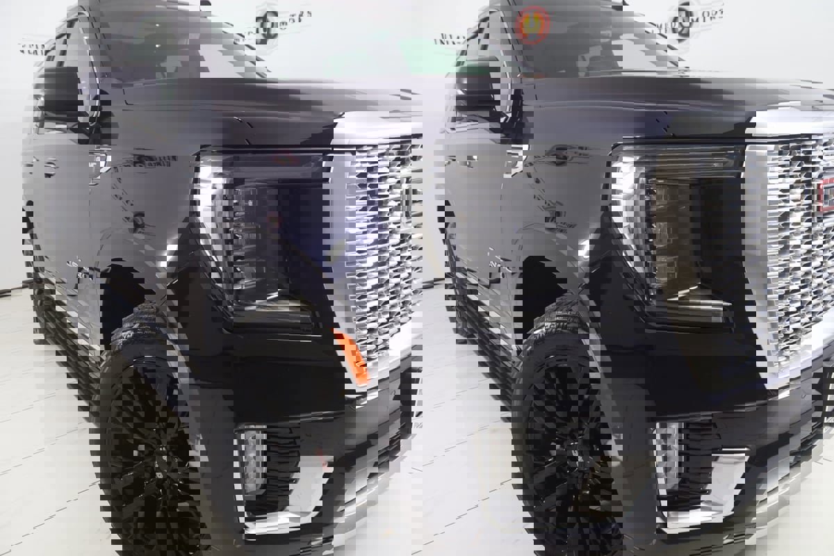 Used 2021 GMC Yukon Denali w/ Denali Premium Package image 18