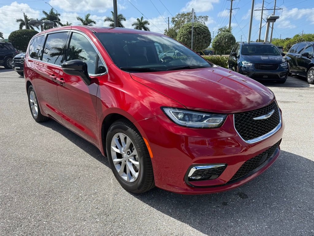 Used 2026 Chrysler Pacifica Limited image 7