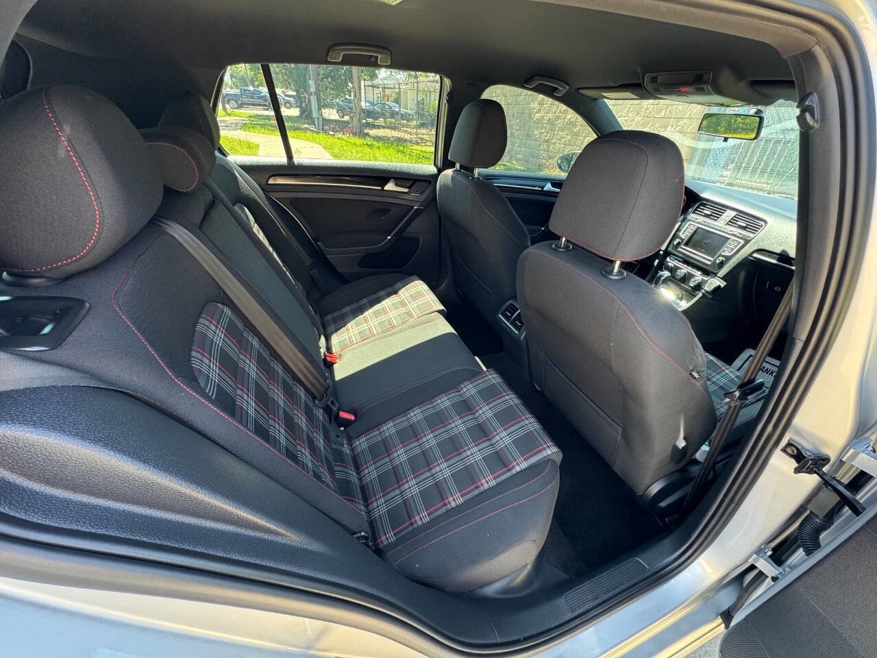 Used 2016 Volkswagen Golf 4-Door FWD image 22