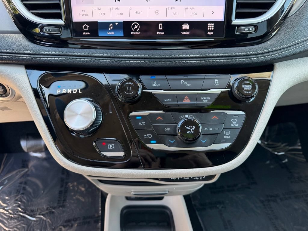 Used 2023 Chrysler Pacifica Touring-L FWD image 25