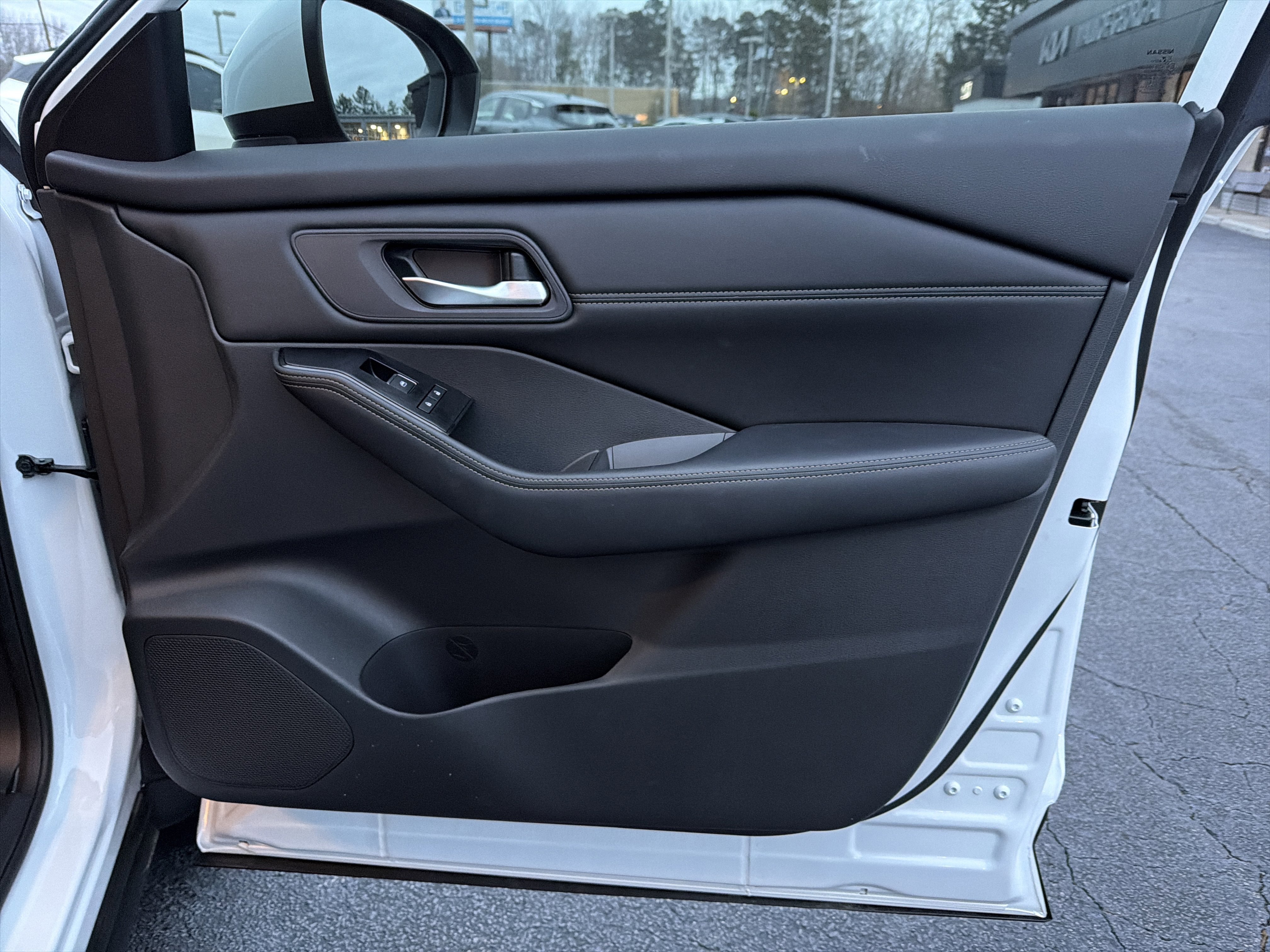 Used 2025 Nissan Rogue SL image 14