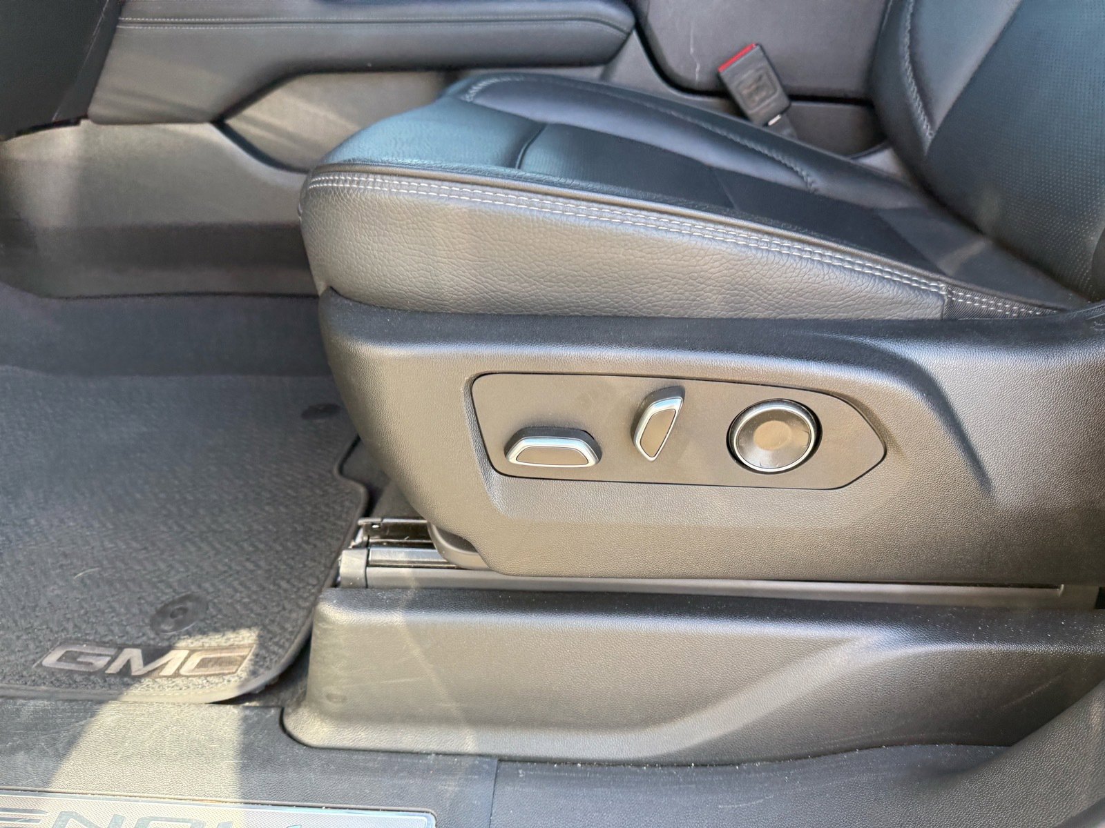 Used 2025 GMC Yukon Denali image 22