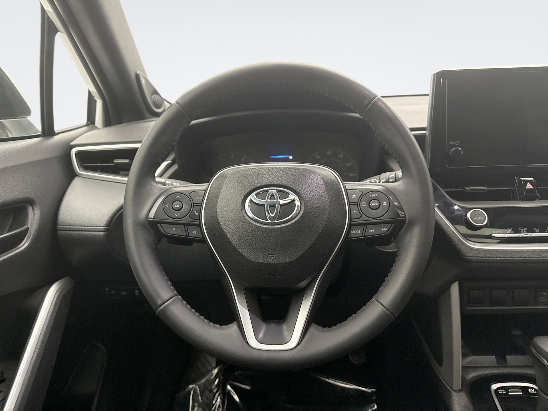 Used 2024 Toyota Corolla Cross AWD Hybrid w/ Moonroof Package image 12