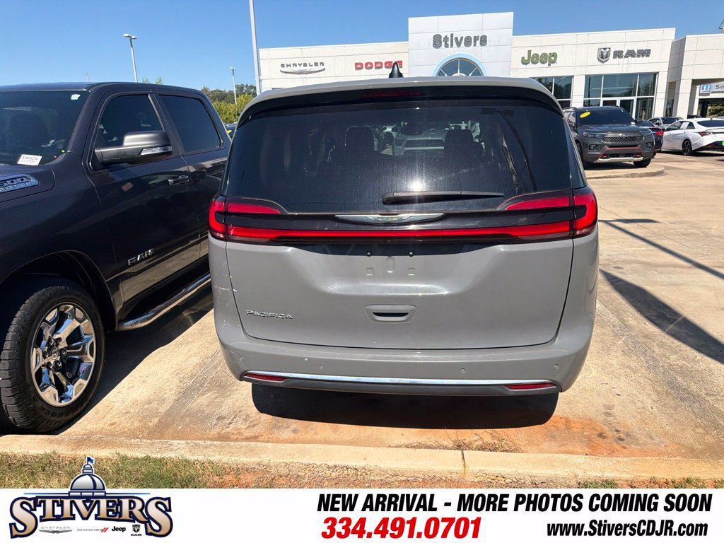 Used 2023 Chrysler Pacifica Touring-L FWD image 9
