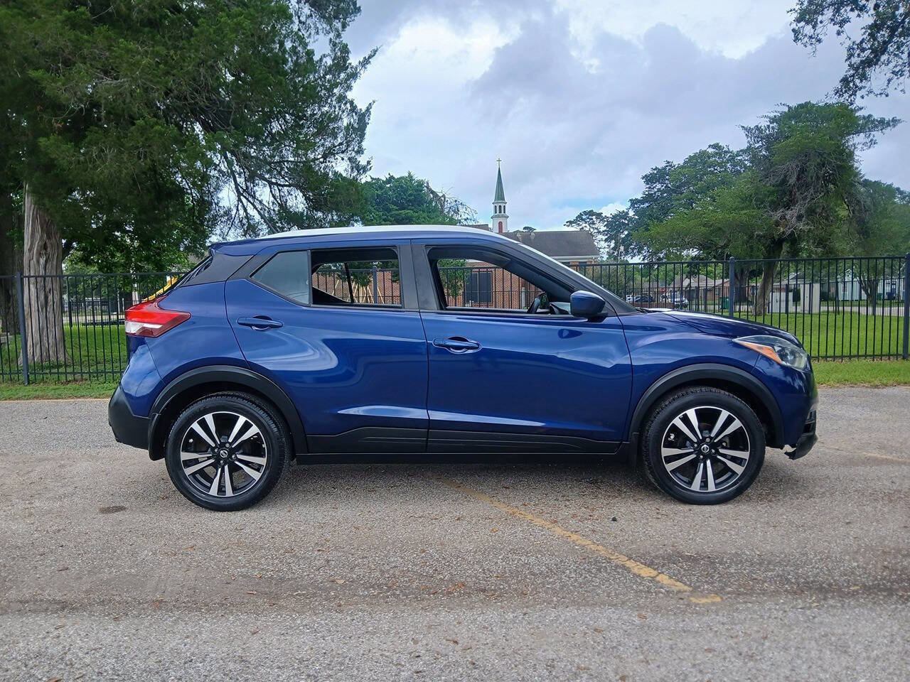 Used 2018 Nissan Kicks SV FWD image 3