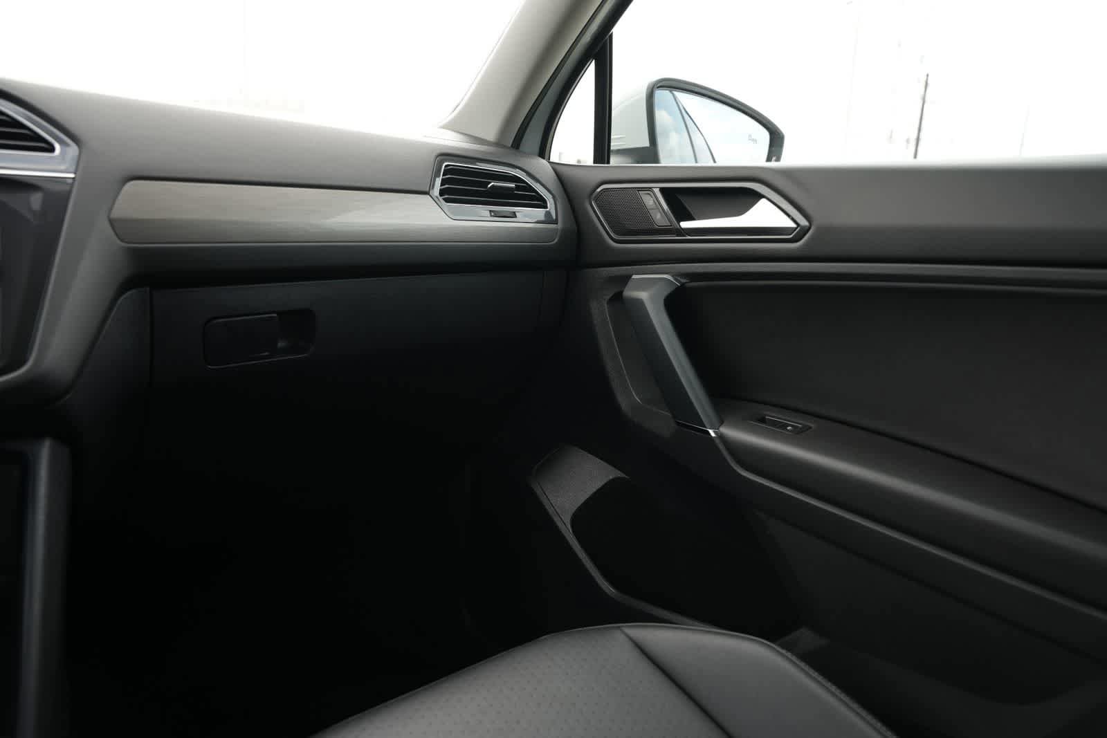 Used 2018 Volkswagen Tiguan SE w/ 3rd Row Seat Package AWD/4WD image 8