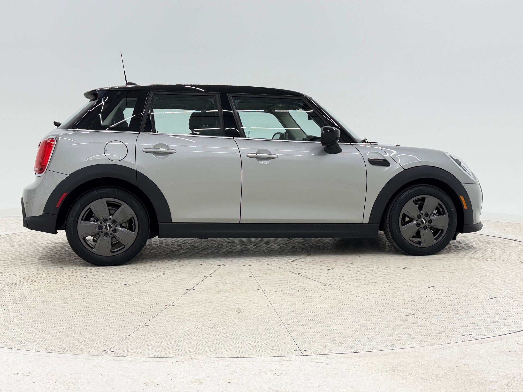 Used 2023 MINI Cooper 4-Door Hardtop image 8