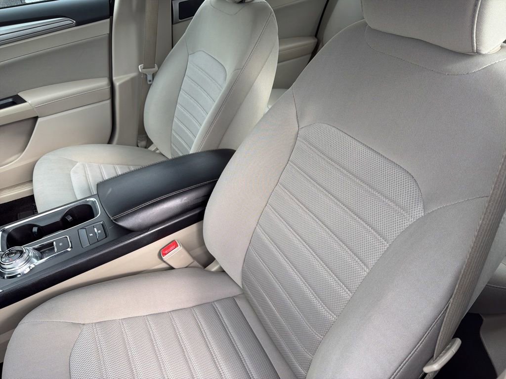 Used 2020 Ford Fusion SE FWD image 8