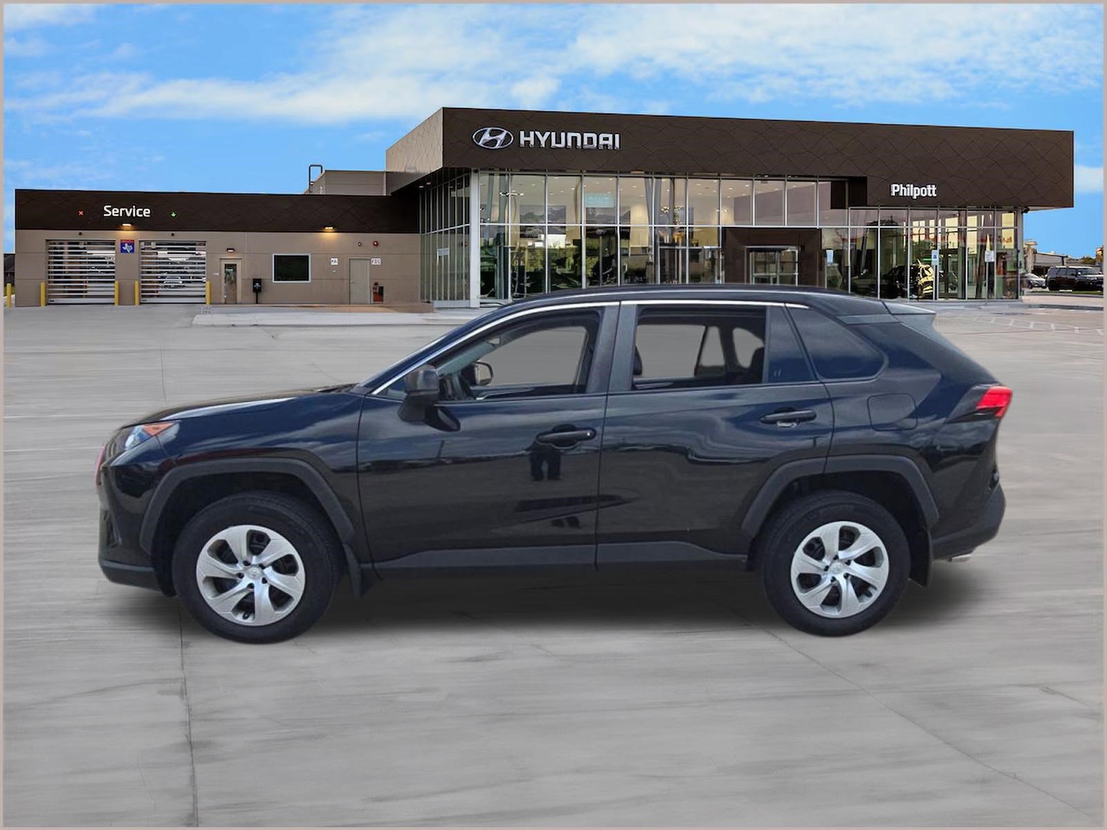 Used 2021 Toyota RAV4 LE image 2
