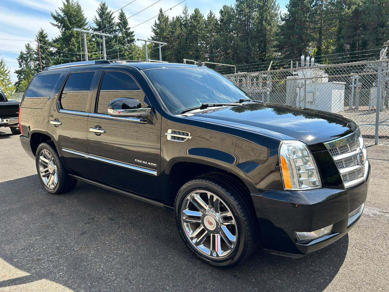 Used 2013 Cadillac Escalade Platinum AWD/4WD image 3