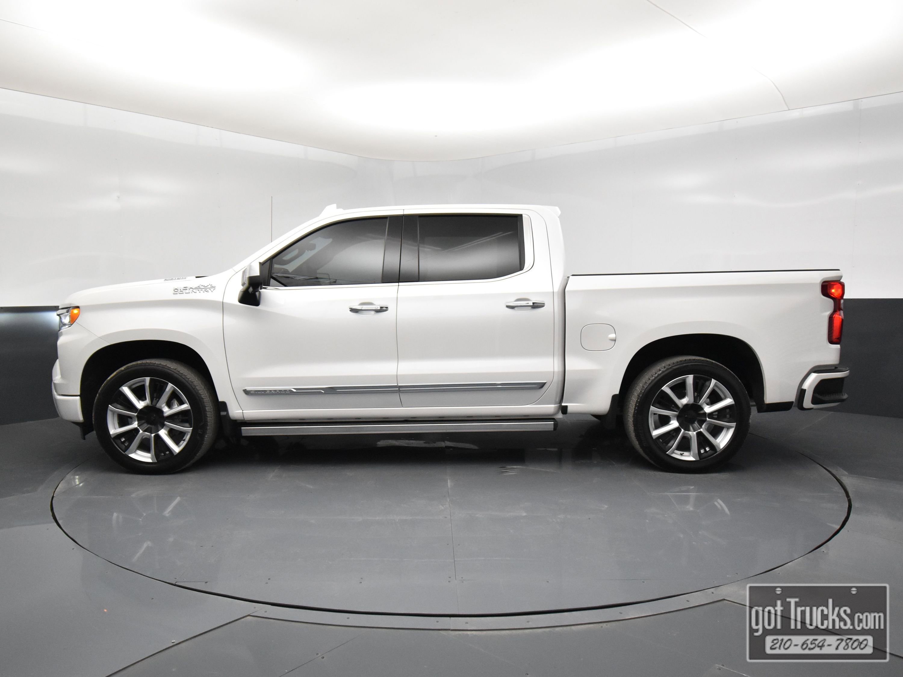 Used 2025 Chevrolet Silverado 1500 High Country image 3
