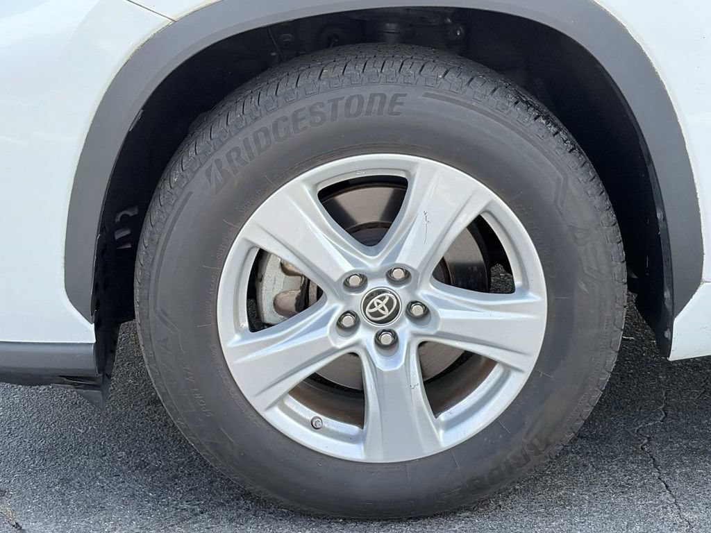 Used 2023 Toyota Highlander LE FWD image 11