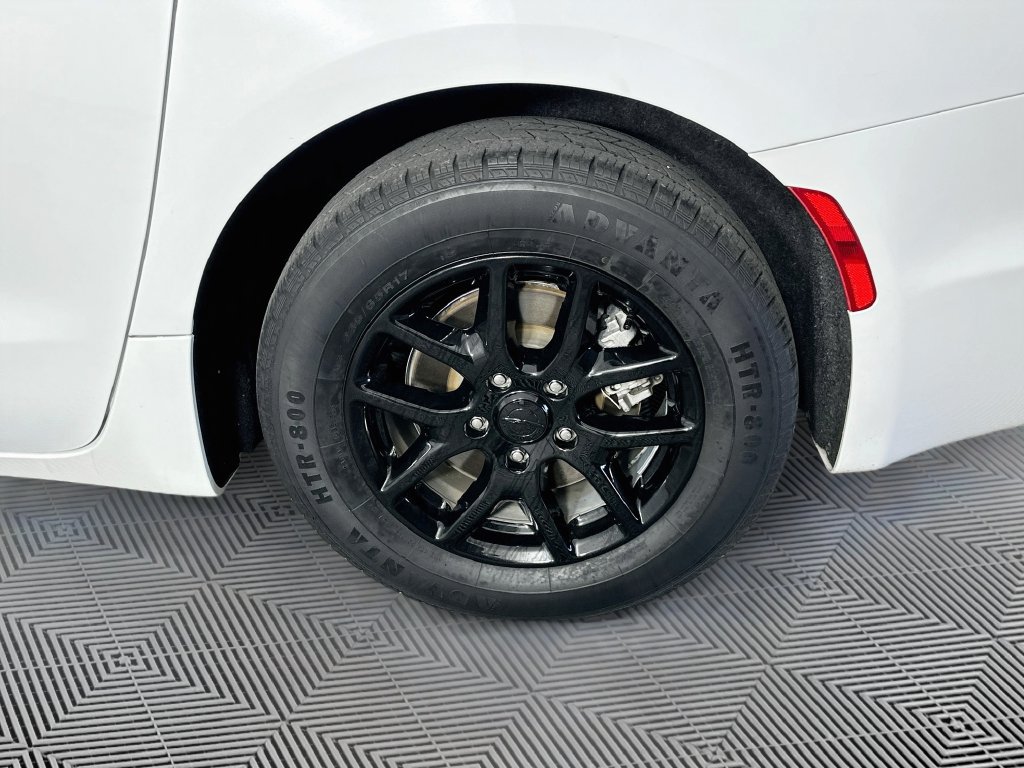 Certified 2023 Chrysler Pacifica Touring-L FWD image 42
