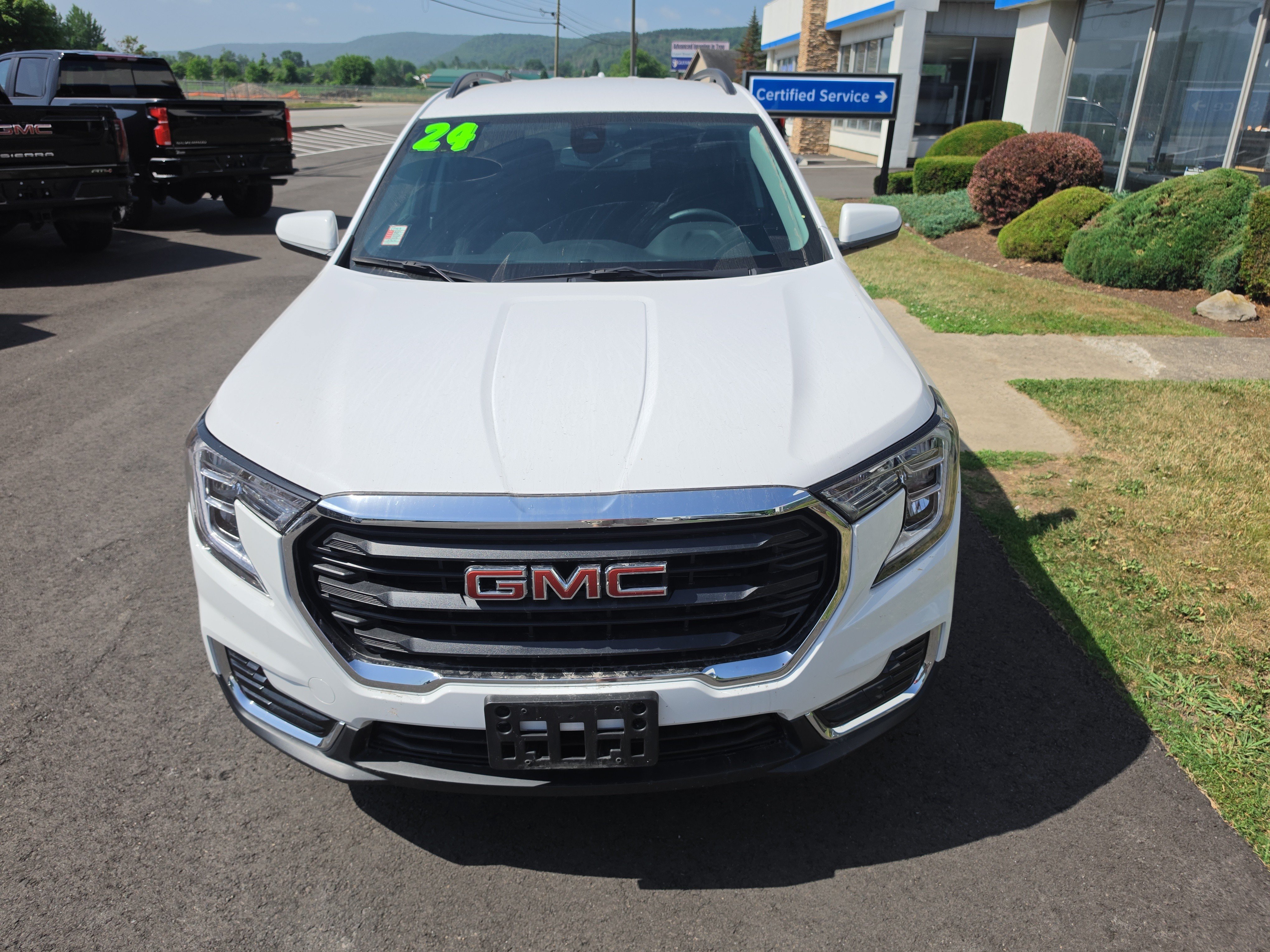 Used 2024 GMC Terrain SLE w/ Driver Convenience Package AWD/4WD image 9