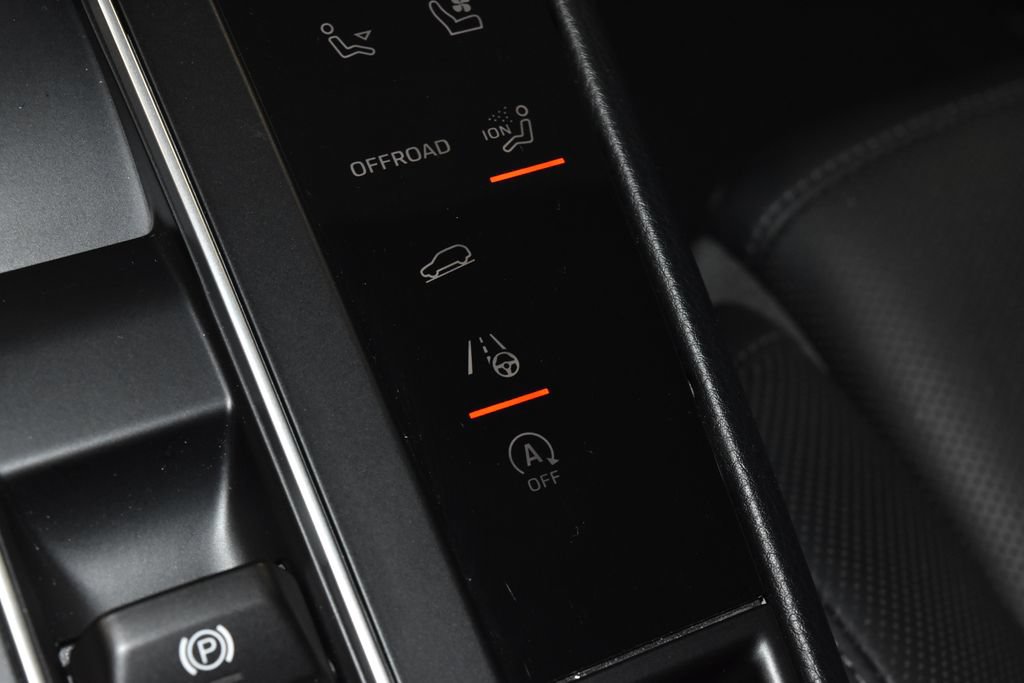 Certified 2026 Porsche Macan AWD/4WD image 17