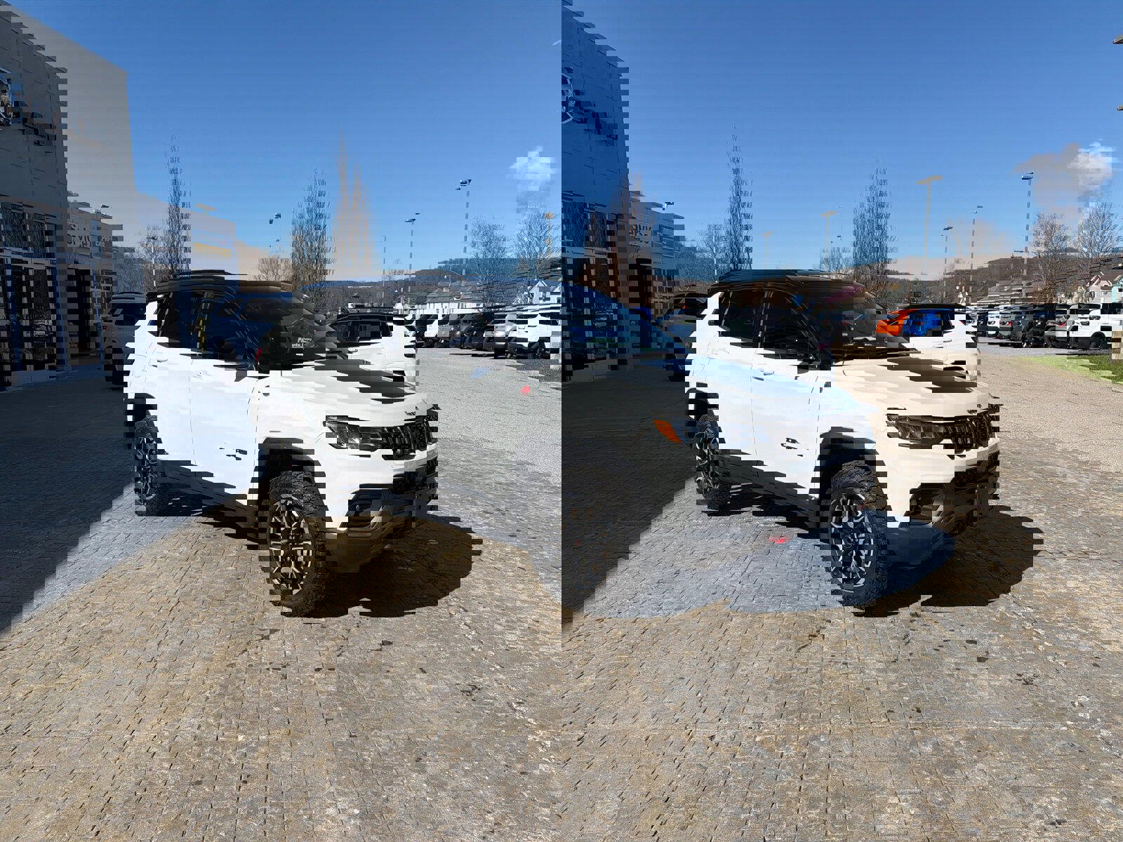 Used 2025 Jeep Compass Trailhawk image 2