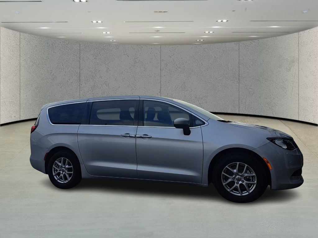 Used 2023 Chrysler Voyager LX image 3