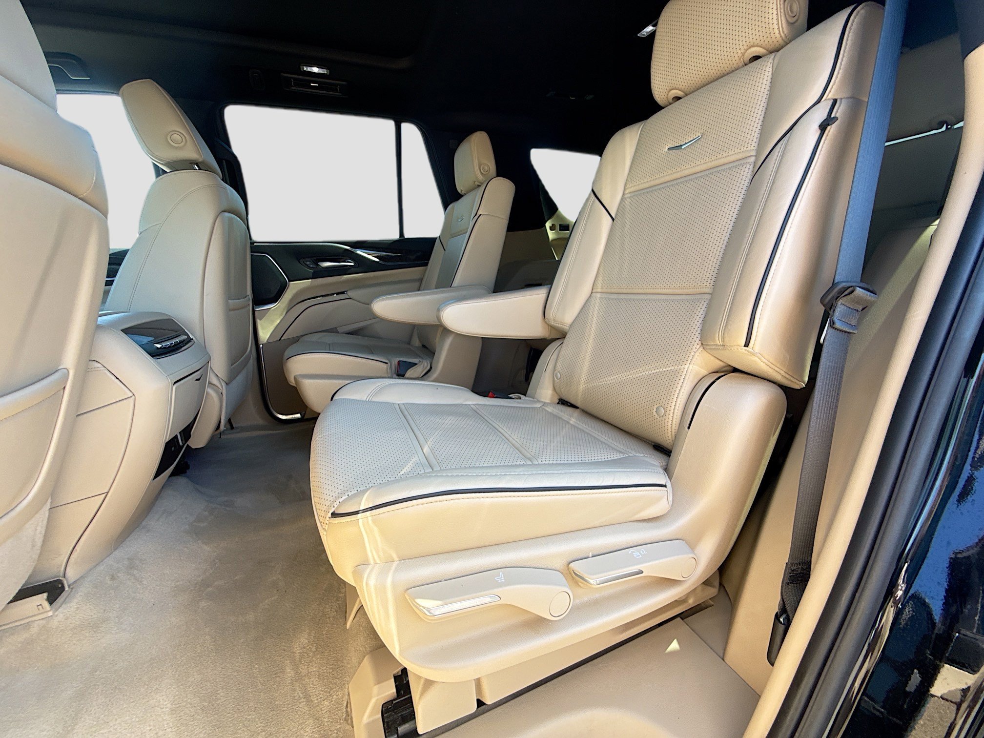 Used 2024 Cadillac Escalade Premium Luxury image 23