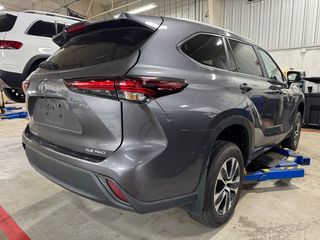 Used 2024 Toyota Highlander XLE image 4