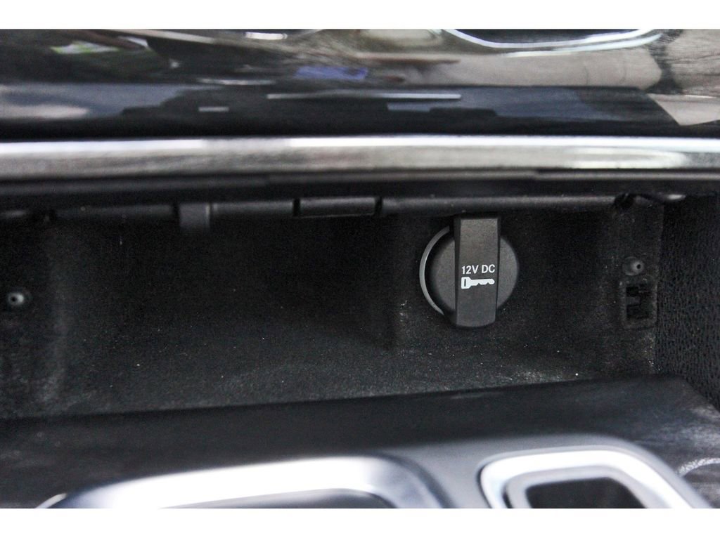 Used 2017 Chrysler 300 Limited image 29