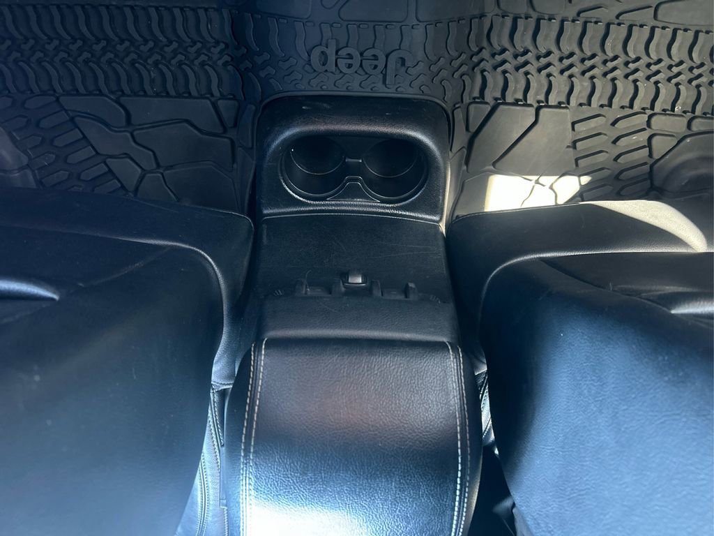 Used 2016 Jeep Wrangler Unlimited Rubicon AWD/4WD image 18