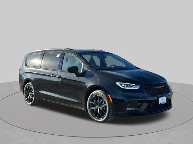 New 2026 Chrysler Pacifica Limited w/ Uconnect Theater Family Group