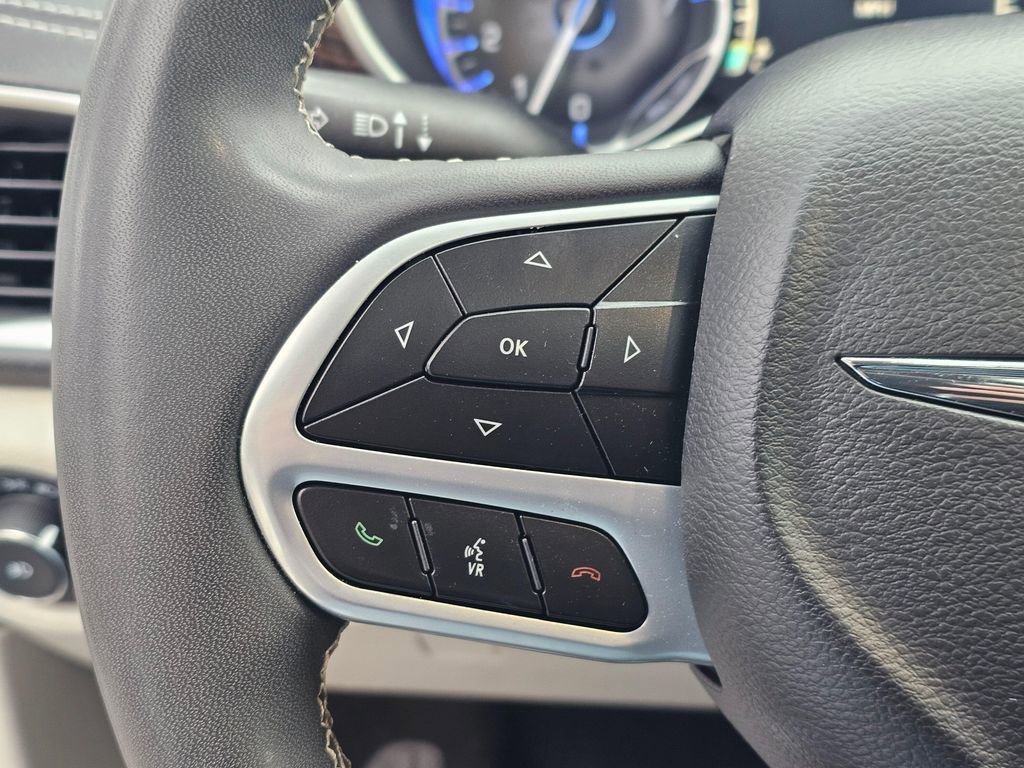 Used 2023 Chrysler Pacifica Limited FWD image 30