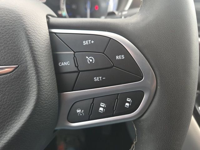 Used 2023 Chrysler Pacifica Touring-L image 44