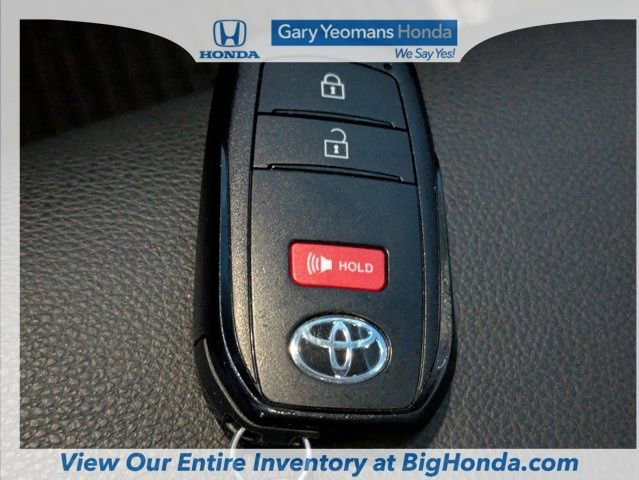 Used 2022 Toyota Corolla Cross XLE image 31