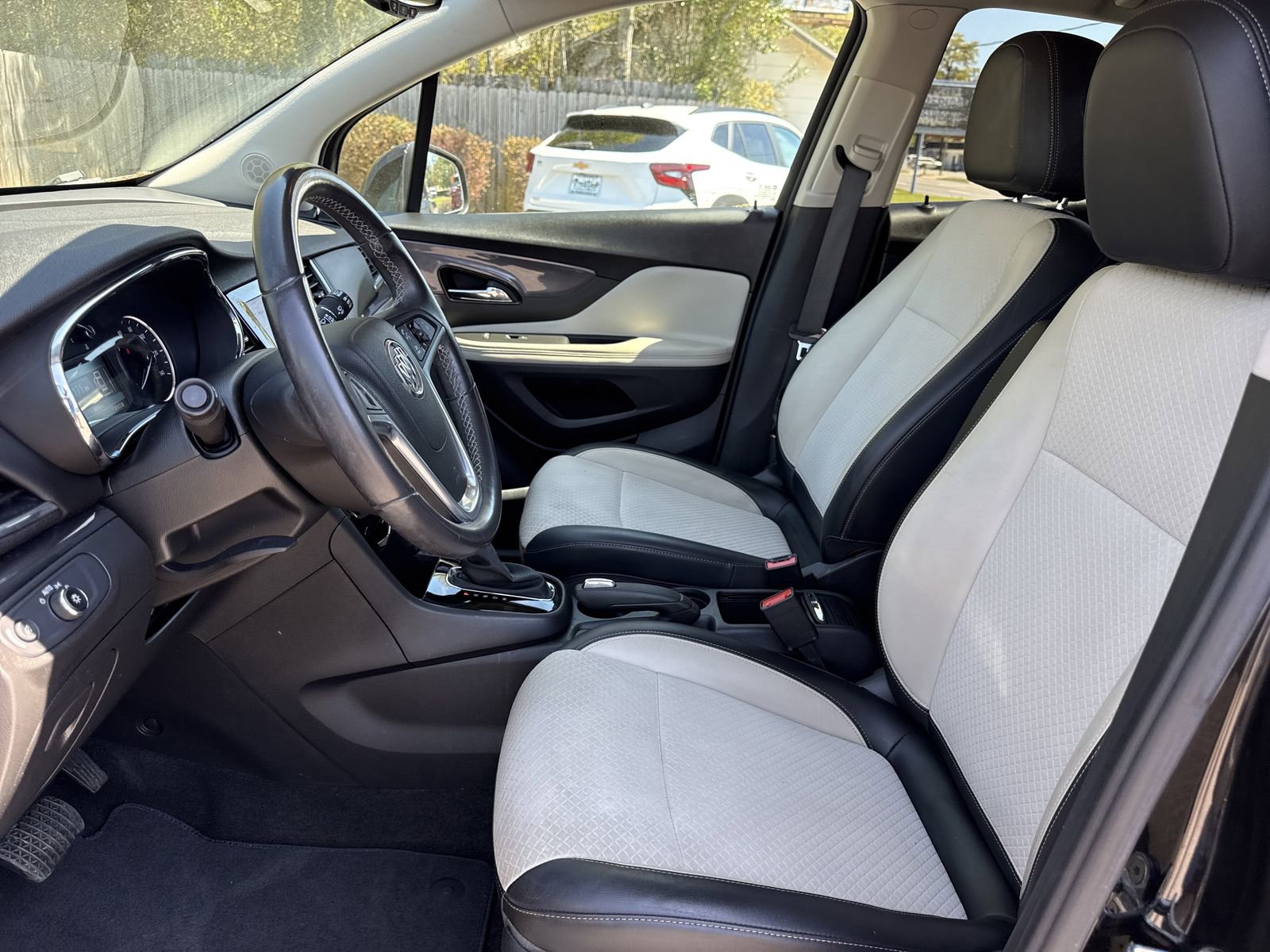 Used 2022 Buick Encore Preferred w/ Safety Package FWD image 9