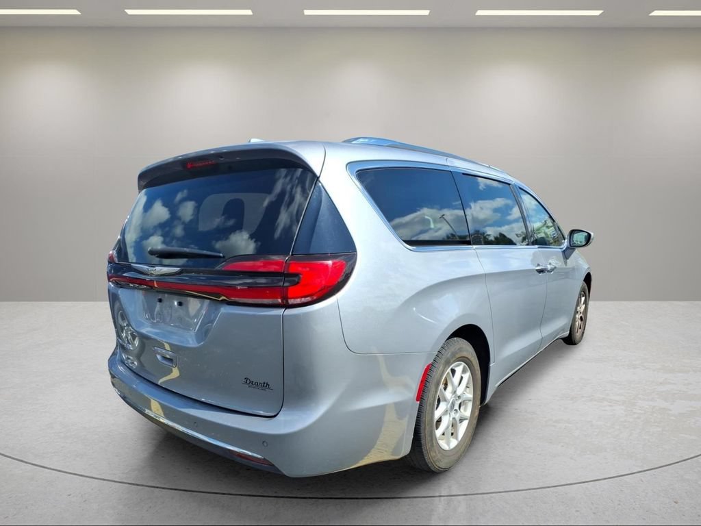 Used 2021 Chrysler Pacifica Touring-L FWD image 3