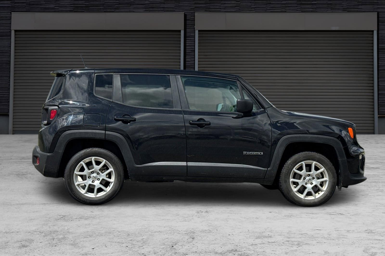 Used 2023 Jeep Renegade Latitude AWD/4WD image 3