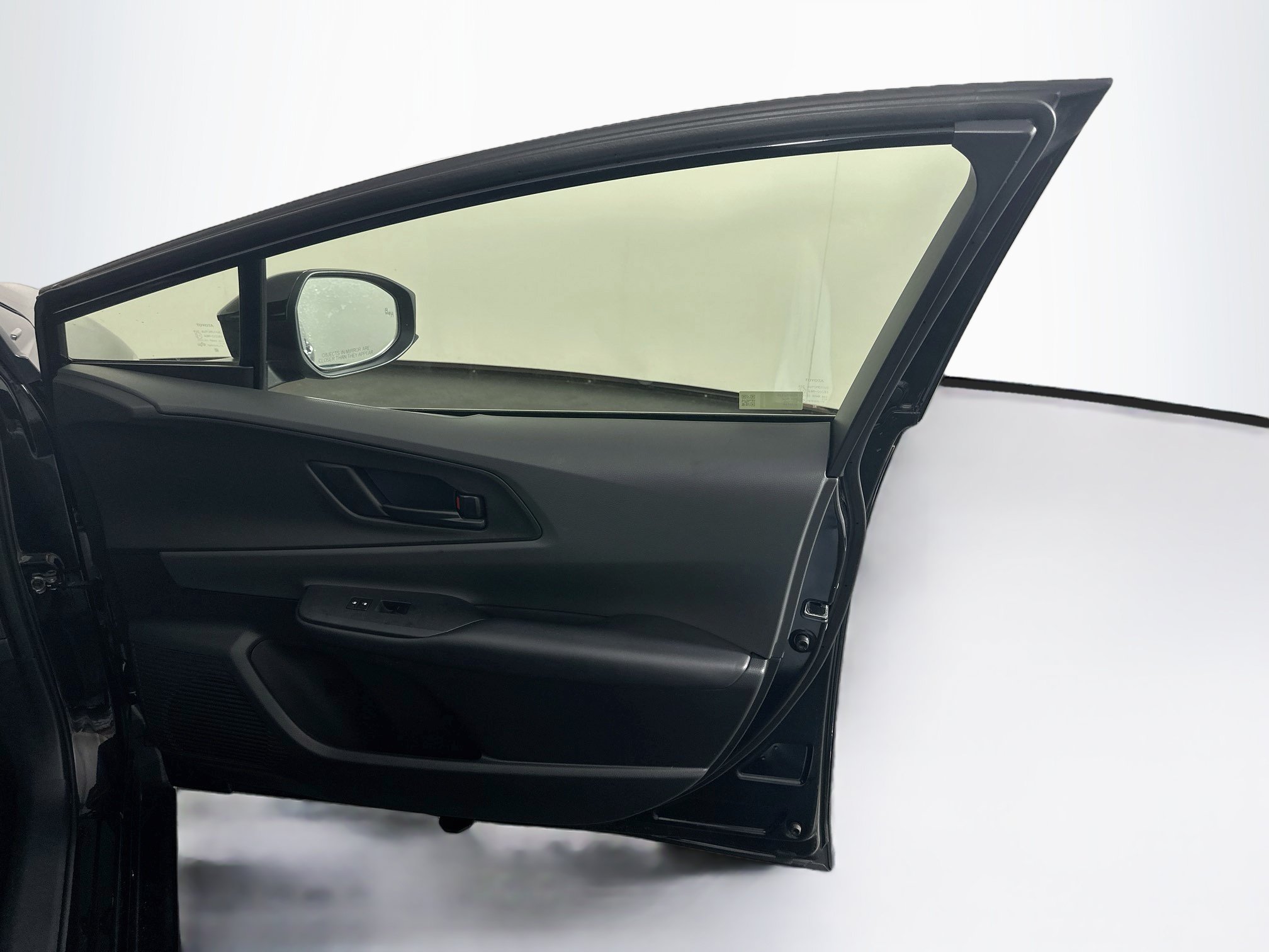 Used 2025 Toyota Prius LE FWD image 31
