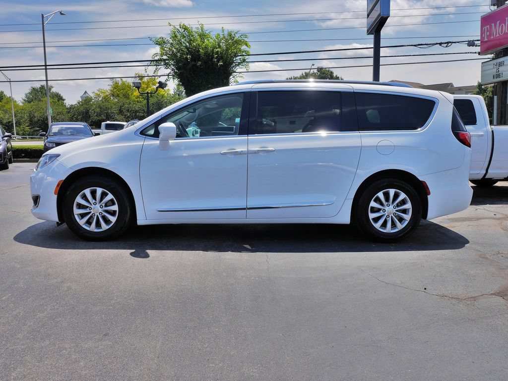 Used 2019 Chrysler Pacifica Touring-L FWD image 4