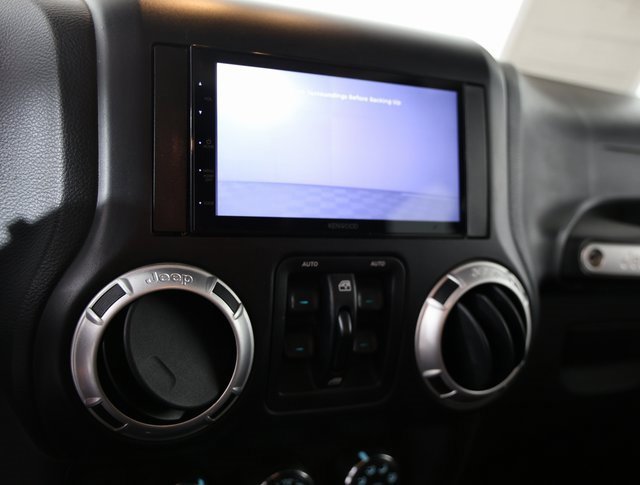 Used 2015 Jeep Wrangler Unlimited Sahara w/ Connectivity Group image 10