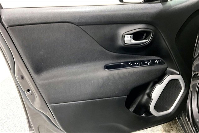 Used 2019 Jeep Renegade Latitude w/ Cold Weather Group image 21