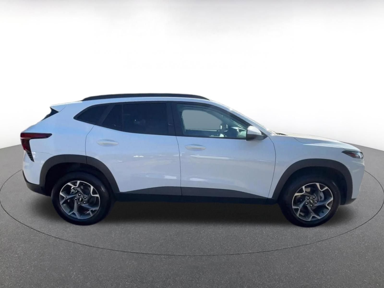 Used 2025 Chevrolet Trax LT w/ LT Convenience Package image 16