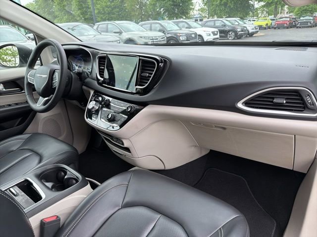 Used 2023 Chrysler Pacifica Touring-L image 33
