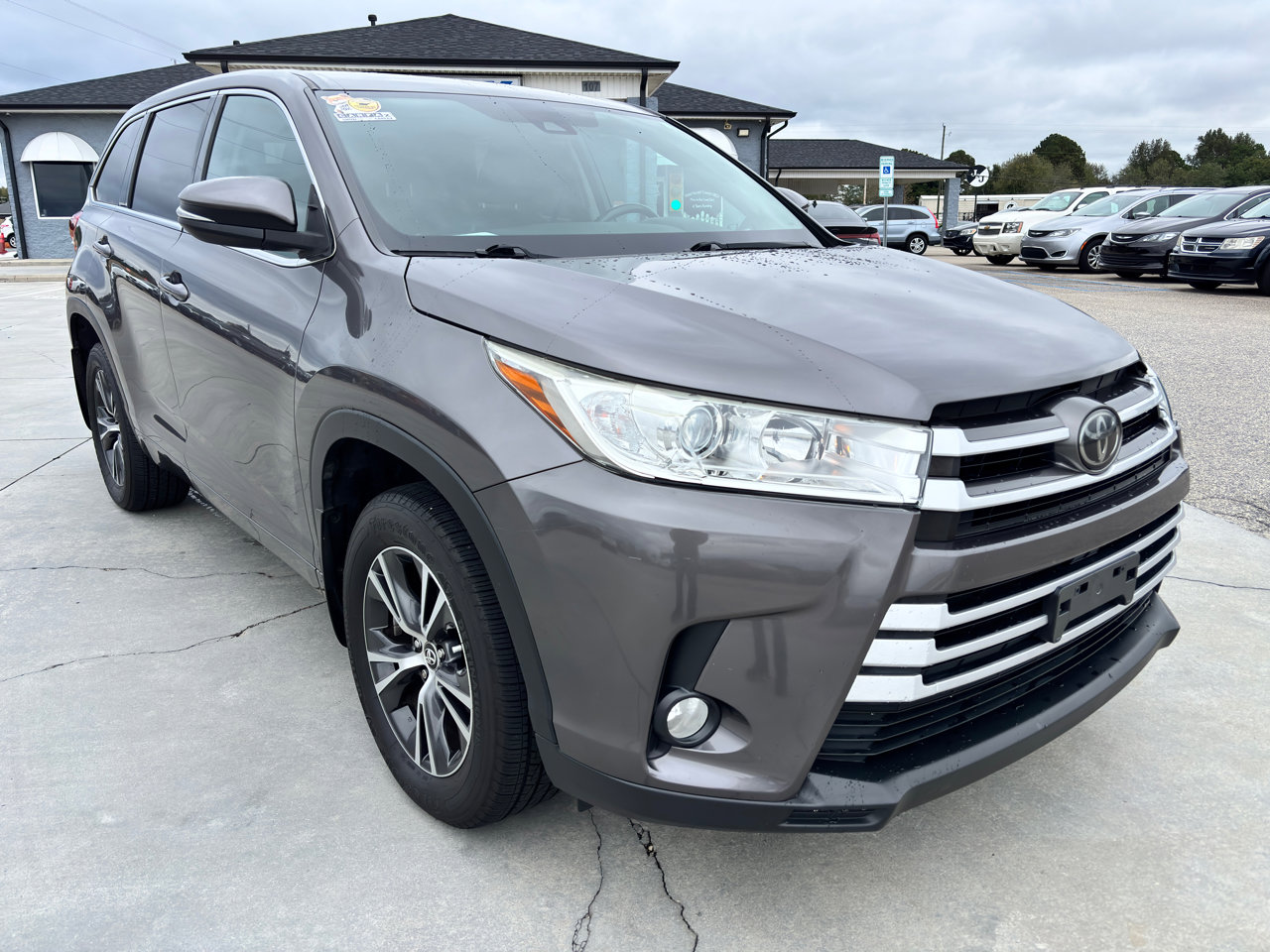 Used 2017 Toyota Highlander Plus image 2