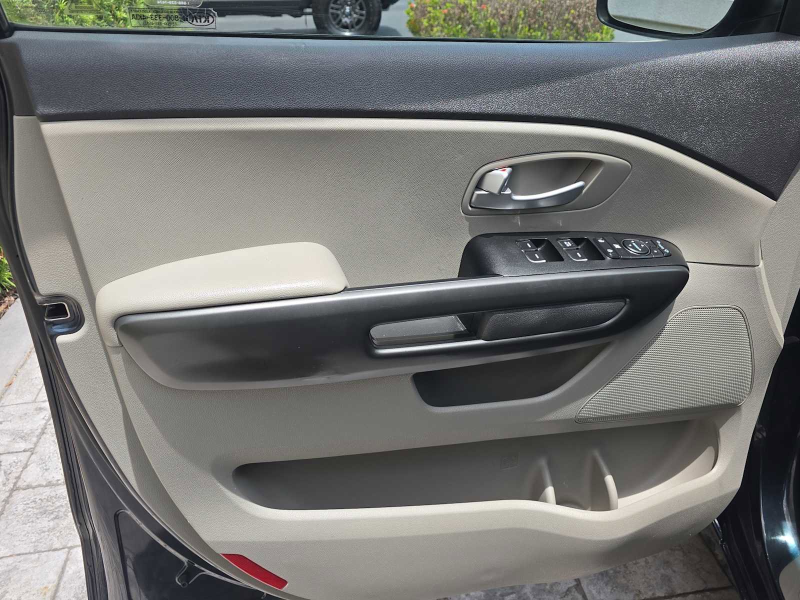 Used 2016 Kia Sedona LX w/ LX Essentials Premium Package FWD image 14