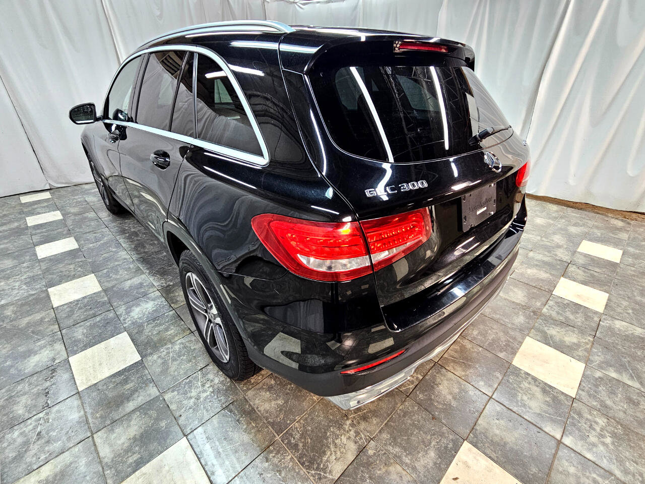 Used 2019 Mercedes-Benz GLC 300 4MATIC image 4