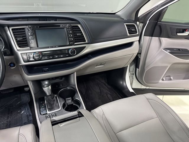 Used 2017 Toyota Highlander XLE w/ Protection Package #3 AWD/4WD image 26