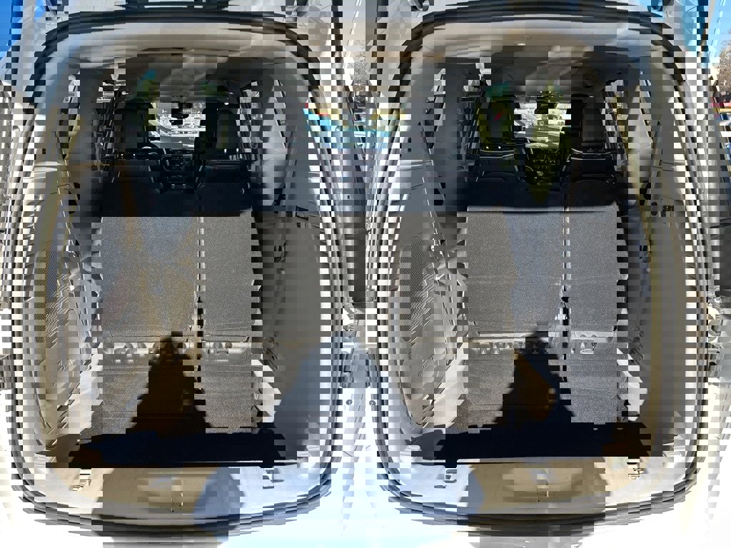 Used 2023 Chrysler Pacifica Limited w/ Uconnect Theater Family Group image 9